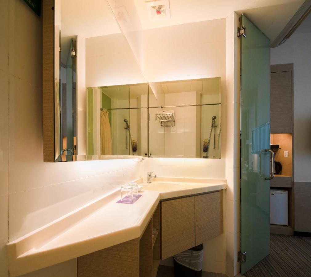 Aqueen Hotel Lavender Сингапур Екстериор снимка
