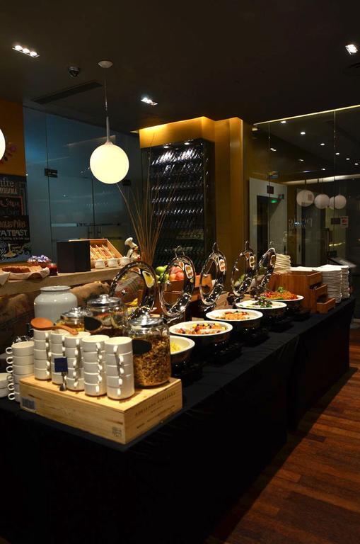 Aqueen Hotel Lavender Сингапур Екстериор снимка