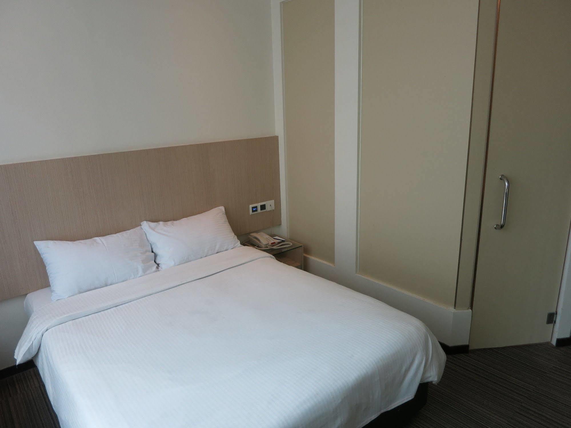 Aqueen Hotel Lavender Сингапур Екстериор снимка